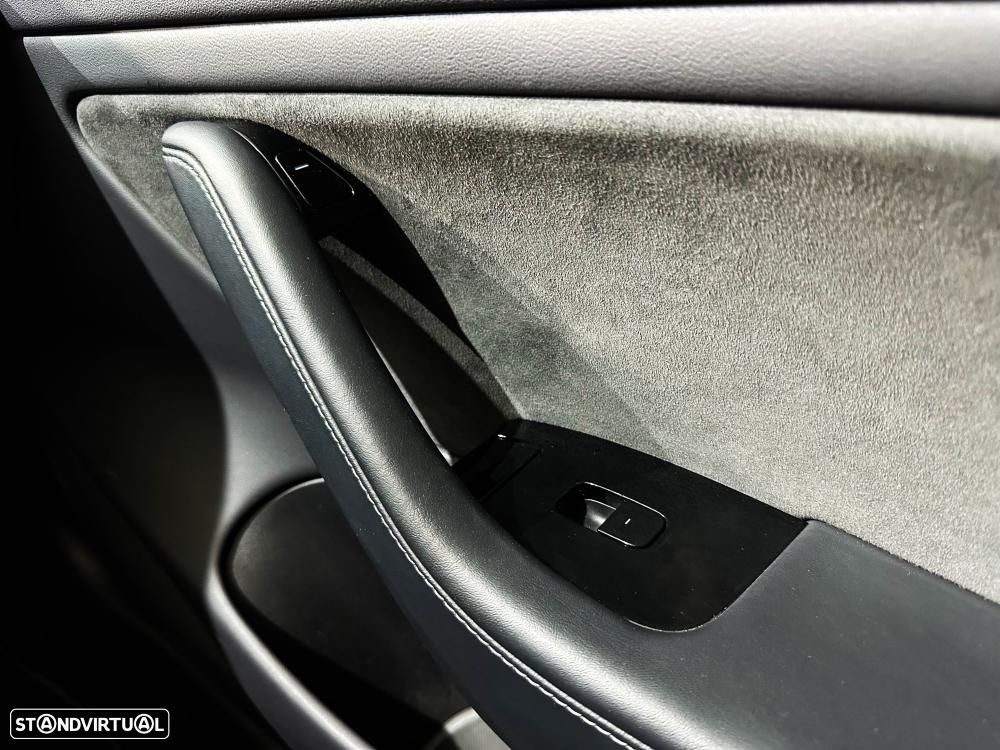 Tesla Model 3 Long-Range Dual Motor AWD - 32