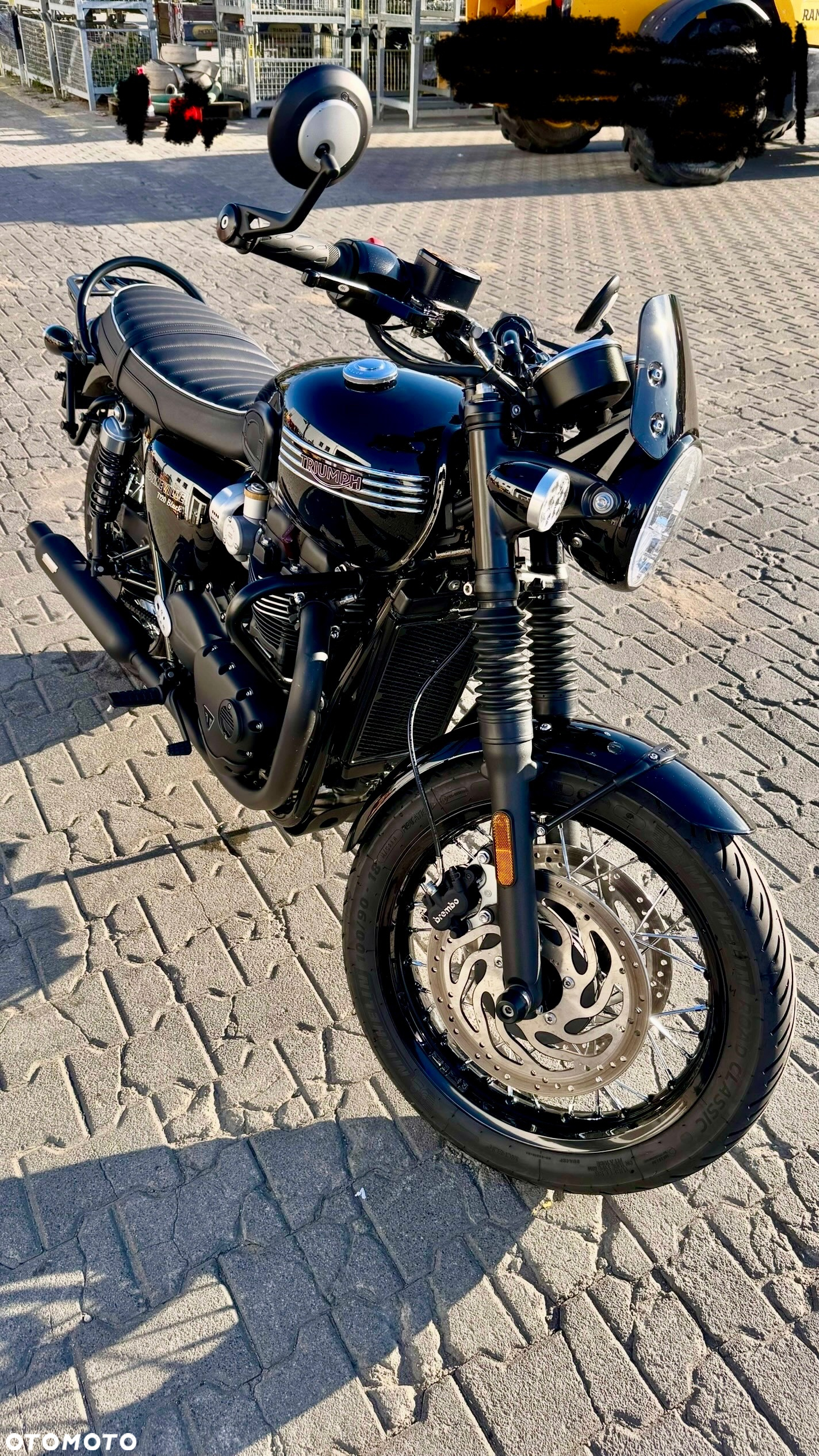 Triumph Bonneville - 2