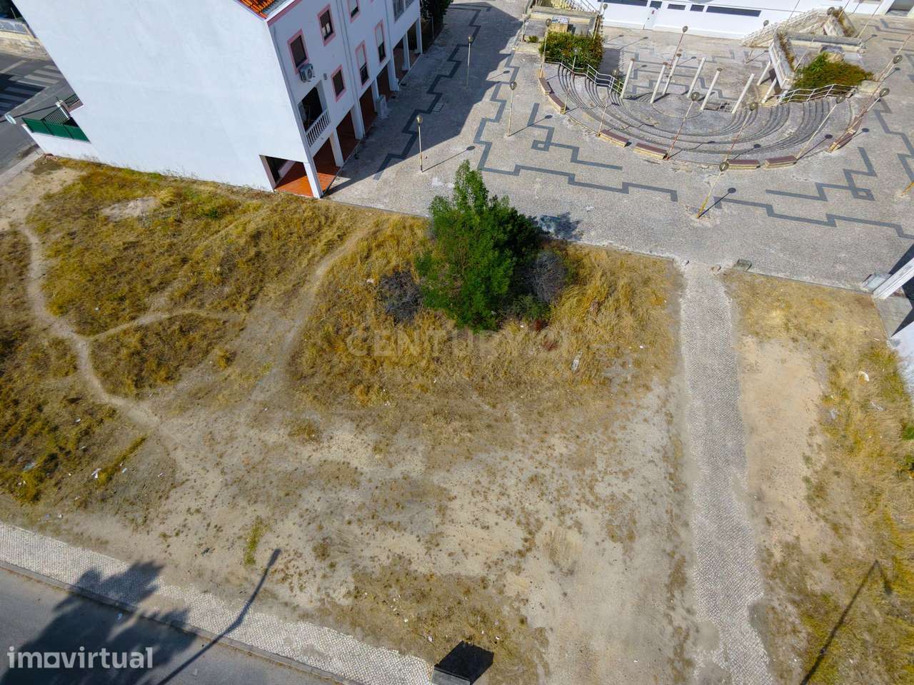 Terreno Urbano para Construção de Moradia T4 com Loja - Sobreda, Almad - Grande imagem: 3/23