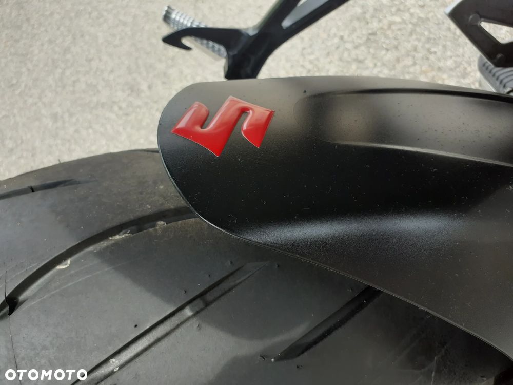 Suzuki GSR - 20