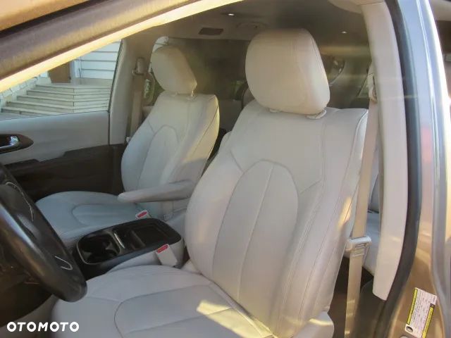 Chrysler Pacifica - 16