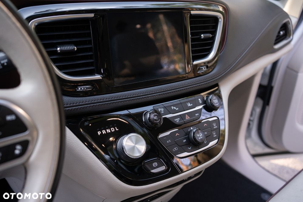 Chrysler Pacifica - 12