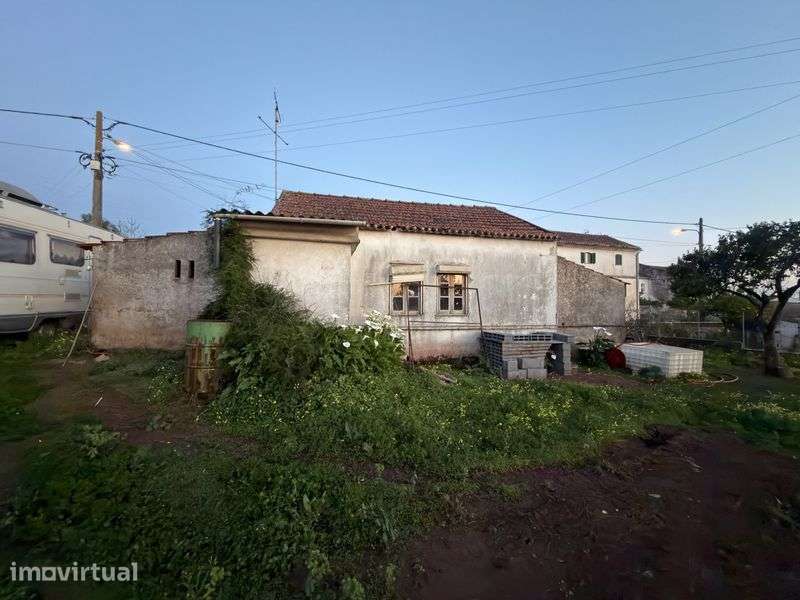 Moradia para recuperar com 650m2 de terreno - Grande imagem: 2/12