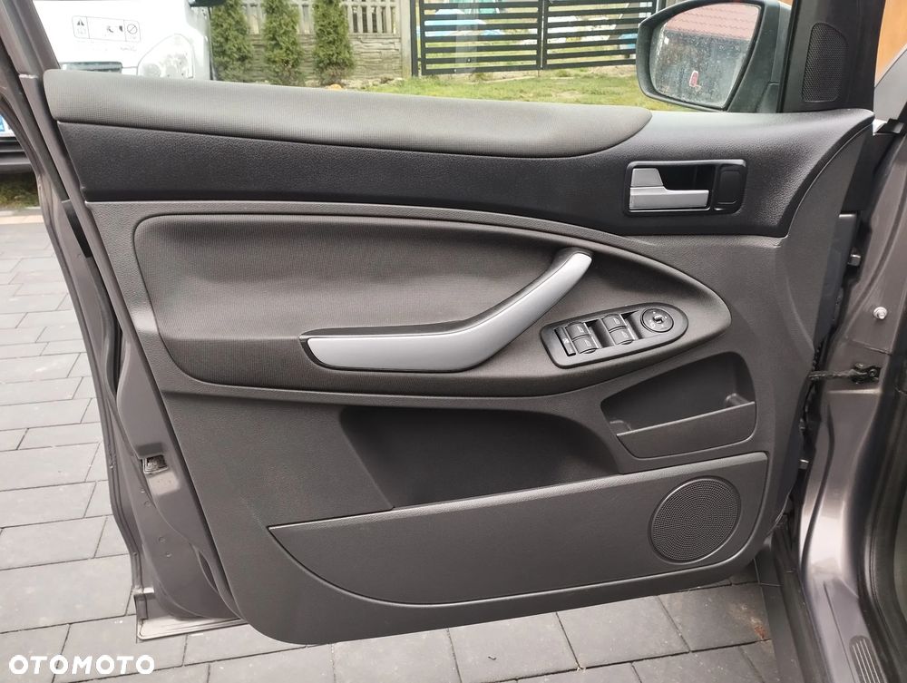 Ford Kuga 2.0 TDCi 2x4 Titanium - 14