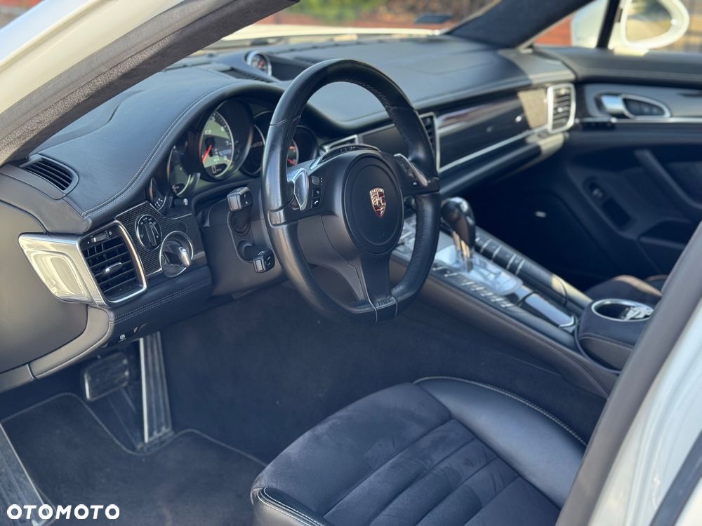 Porsche Panamera GTS PDK - 21