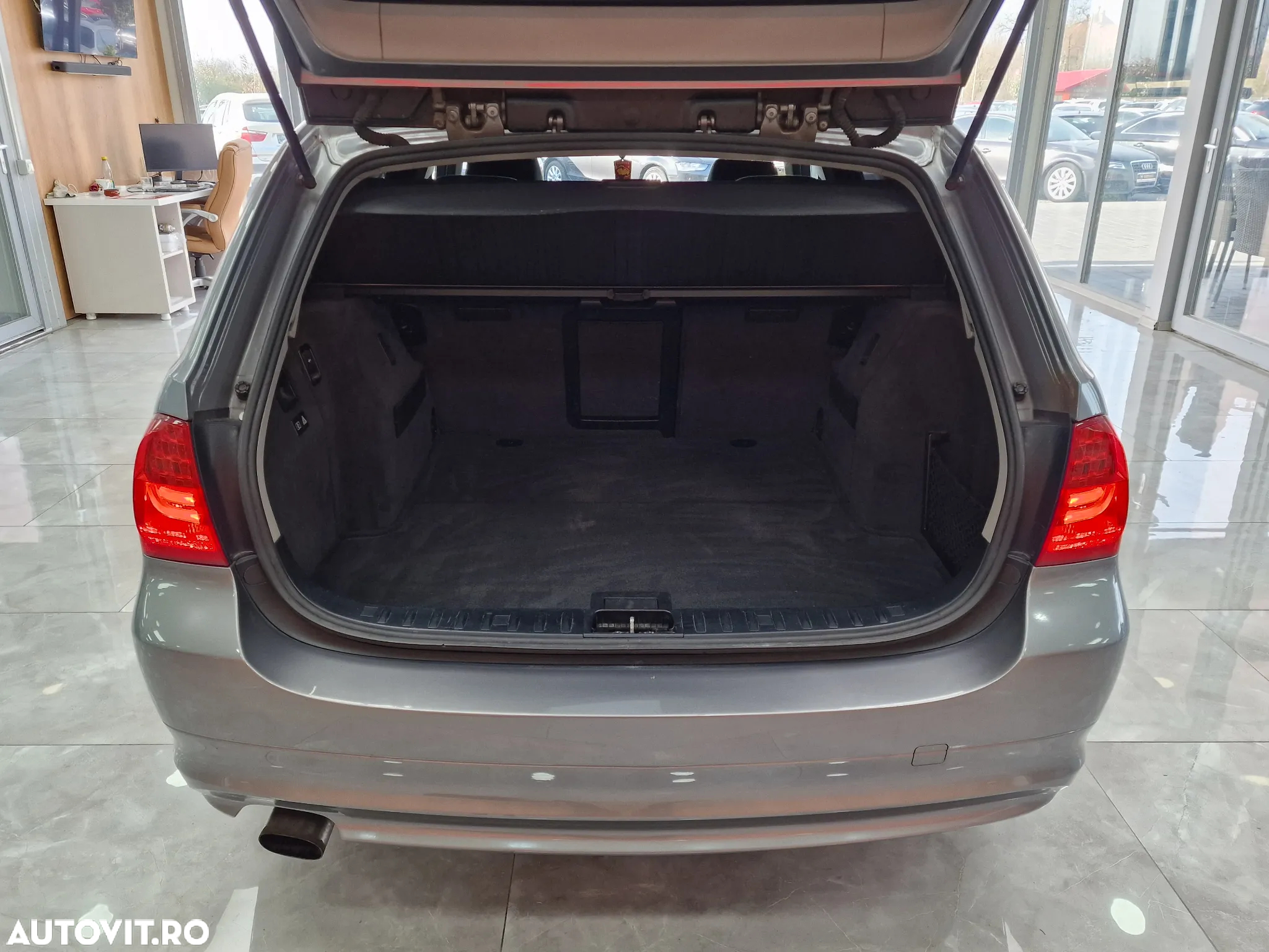 BMW Seria 3 318d DPF Touring - 13