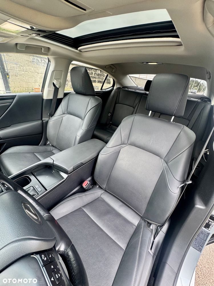 Lexus ES 300h Business Edition + - 18