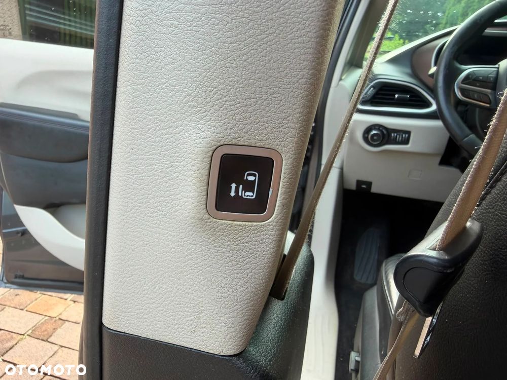 Chrysler Pacifica - 21