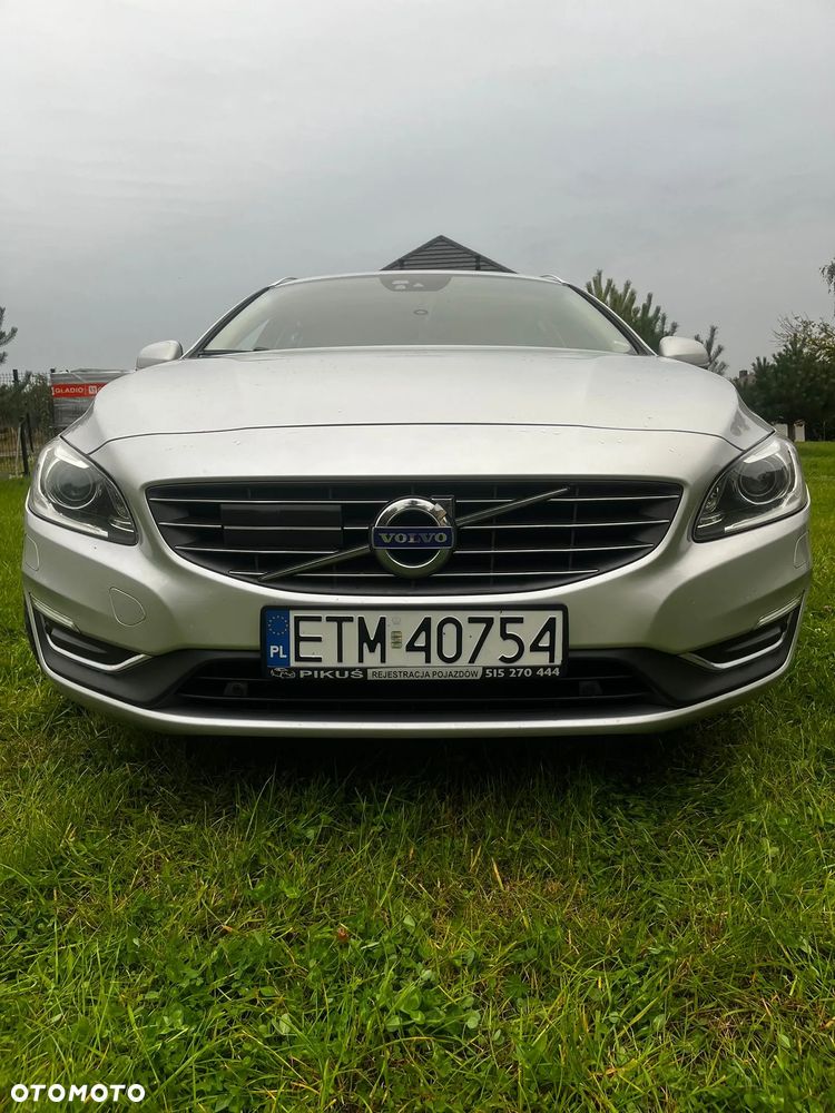 Volvo V60 D6 AWD Plug-in Hybrid R-Design Momentum - 24