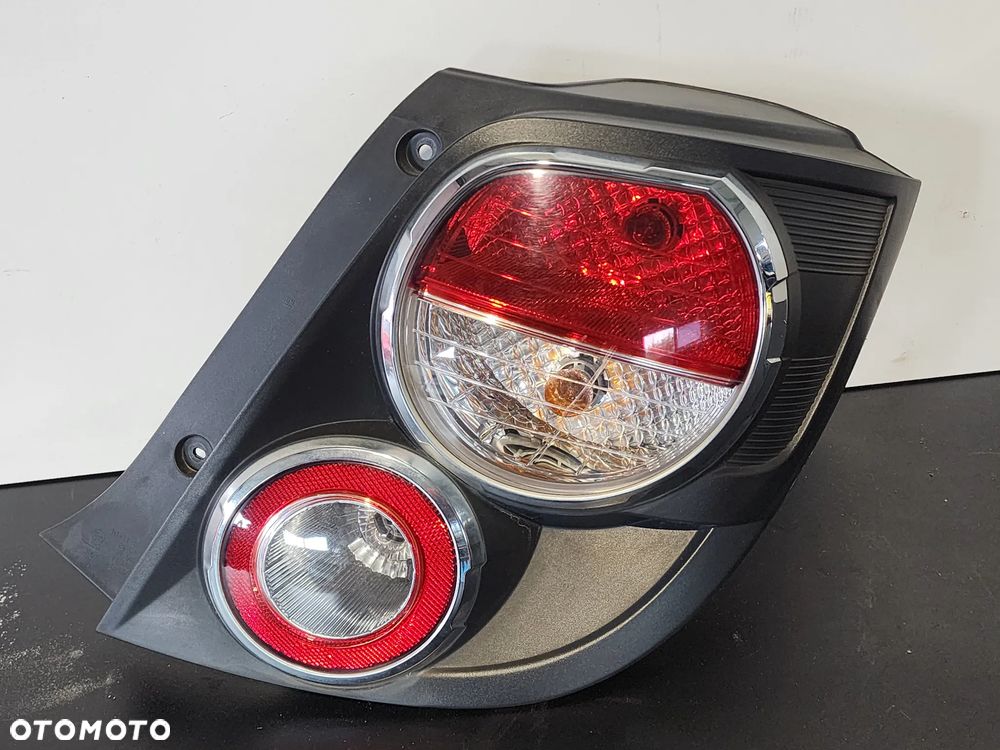 Chevrolet AVEO T300 HB lampa tył ORYGINAŁ - 2