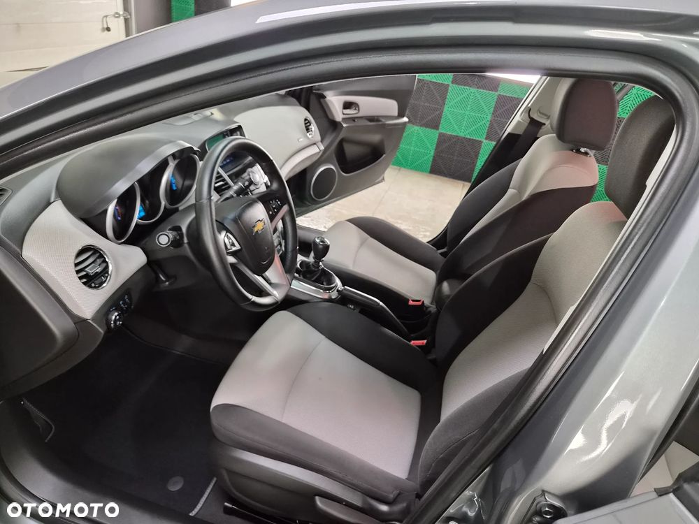 Chevrolet Cruze 1.6 LS+ - 17