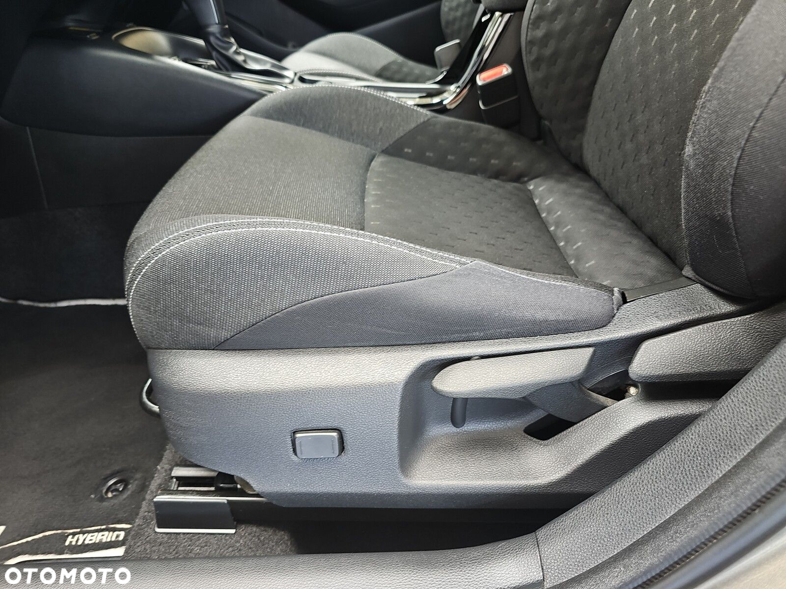 Toyota Corolla 2.0 Hybrid Comfort - 24