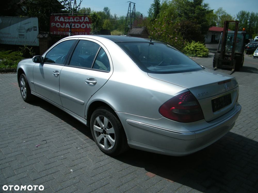 Mercedes – Benz E klasa W211 (02-06r.) 2.7 CDI 176KM. Silnik 647961 (D647961(63S), OM647) Skrzynia 722640 lakier 744 (Srebrny brylantowy- metaliczny). Cały na części. GWARANCJA !!!  Przód Tył Zestaw Komplet Drzwi Klapa Zderzak Błotnik Maska Grill Atrapa Szyba Pas Lampa Lusterko Boczki Fotel Kanapa Kokpit Deska Rozdzielcza Przełącznik Włącznik Sterownik Przewody Wiązka Instalacja Moduł Komputer Czujnik Listwa Pompa Alternator Wtryski Głowica Rozrusznik Kompresor Sprzęgło Dwumas Silnik Skrzynia ABS Klimatyzacji Paliwa Wspomagania Kolektor Turbina Przepustnica Zawór Chłodnica Koło Hak Belka Sanki Zawieszenie Mcpherson Półoś Amortyzator Wydech Tłumik Zacisk Most - 6