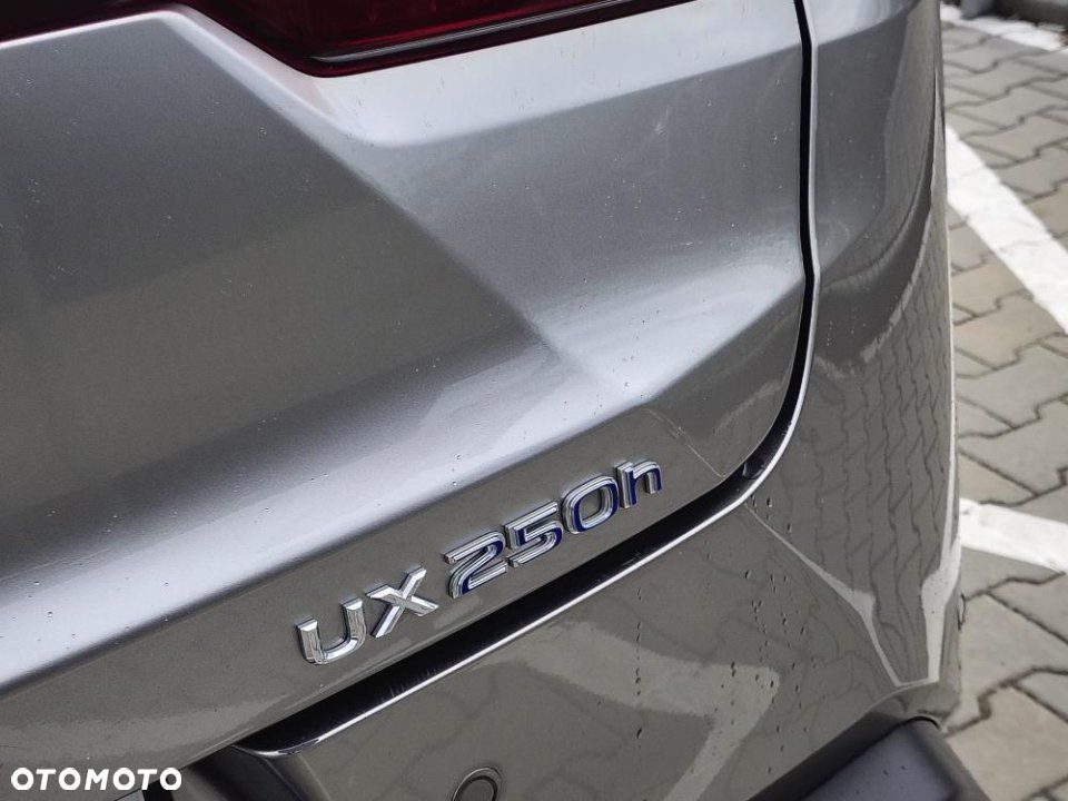 Lexus UX - 4