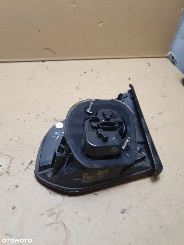 LAMPA LEWA W KLAPE VOLKSWAGEN GOLF VI 6 - 4