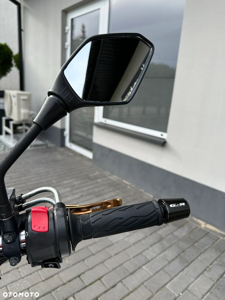 Suzuki GSR - 17