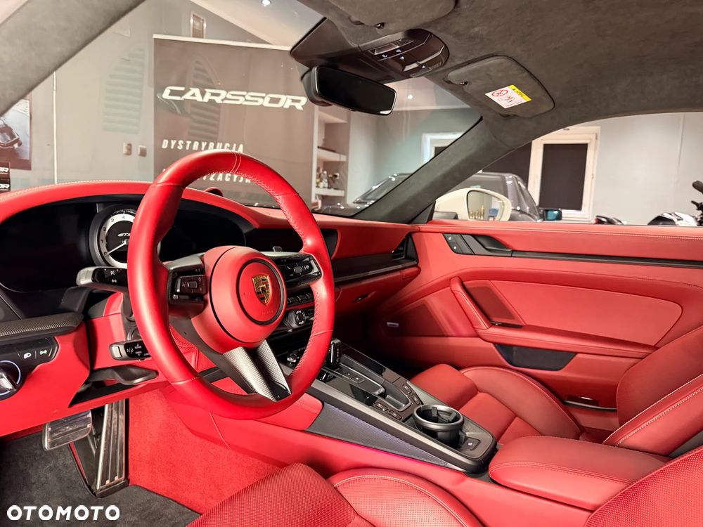 Porsche 911 Carrera 4 GTS - 23