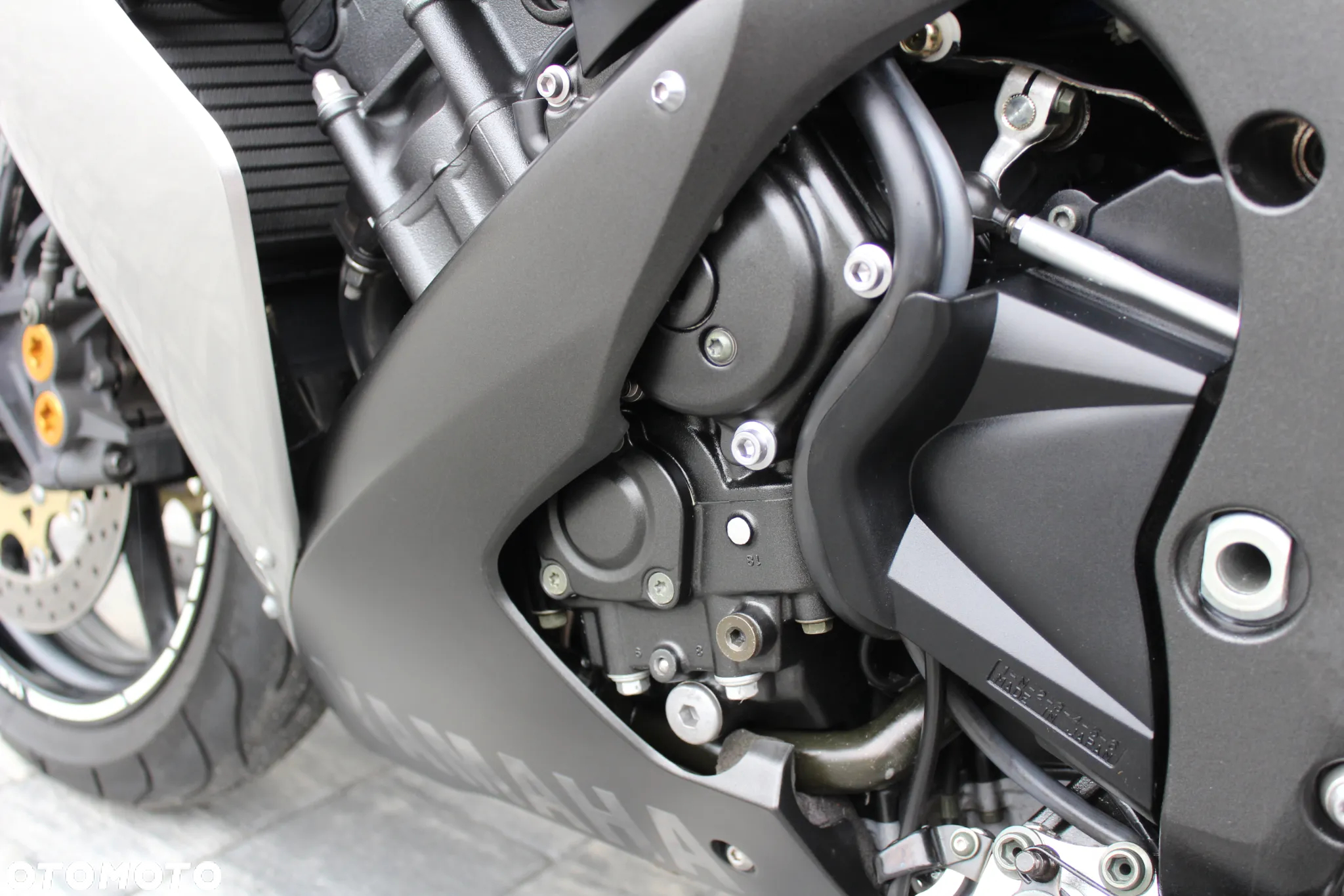 Yamaha R1 - 12