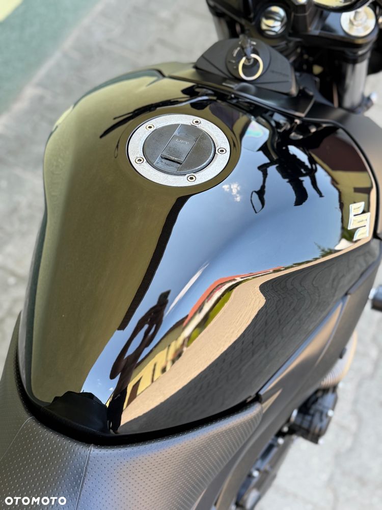 Suzuki GSR - 17