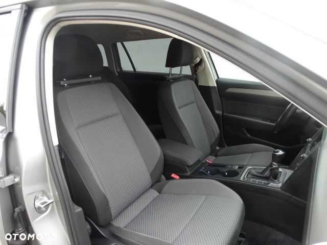 Volkswagen Passat 1.6 TDI SCR BlueMotion Trendline - 16