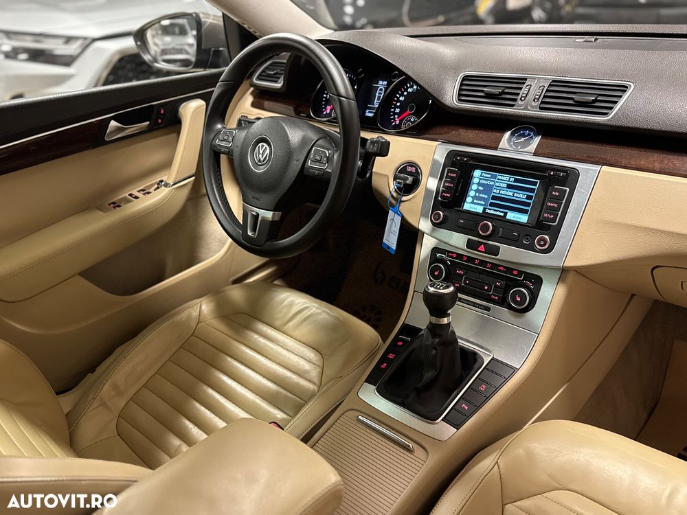 Volkswagen Passat 2.0 TDI Highline - 32