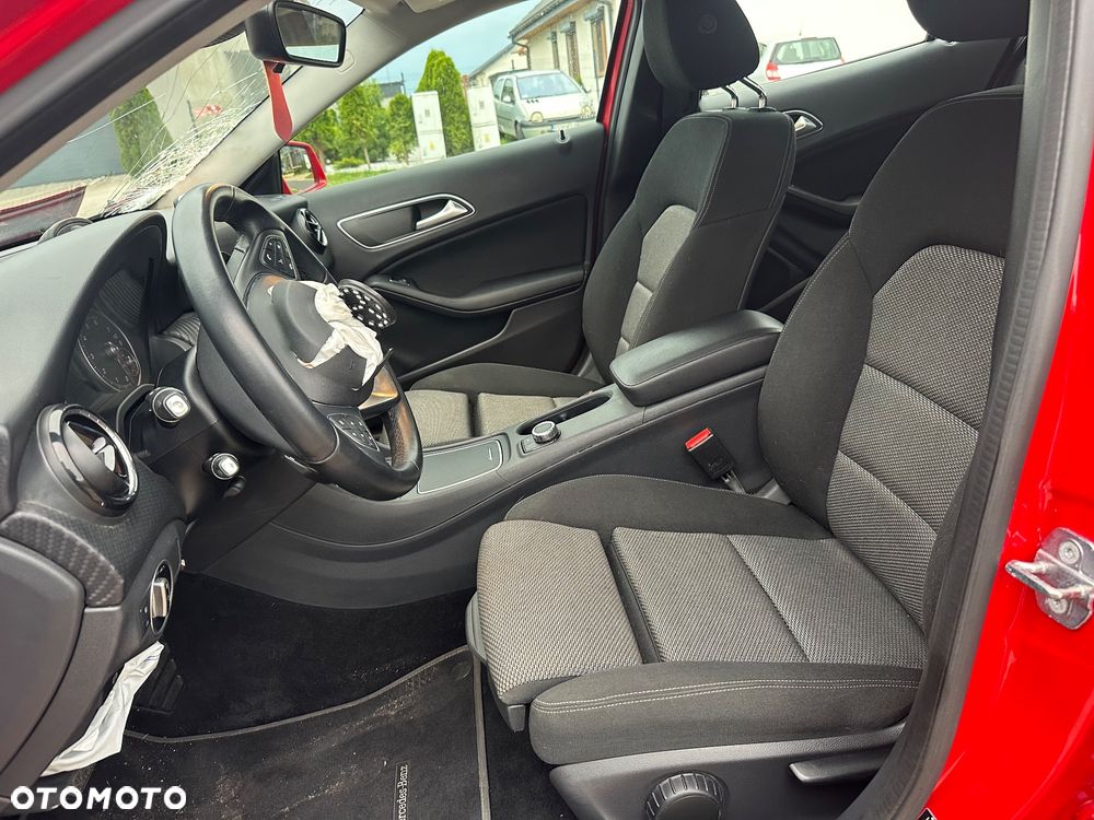 Mercedes-Benz GLA 180 7G-DCT UrbanStyle Edition - 15