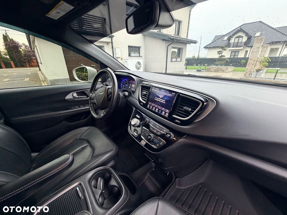 Chrysler Pacifica - 17