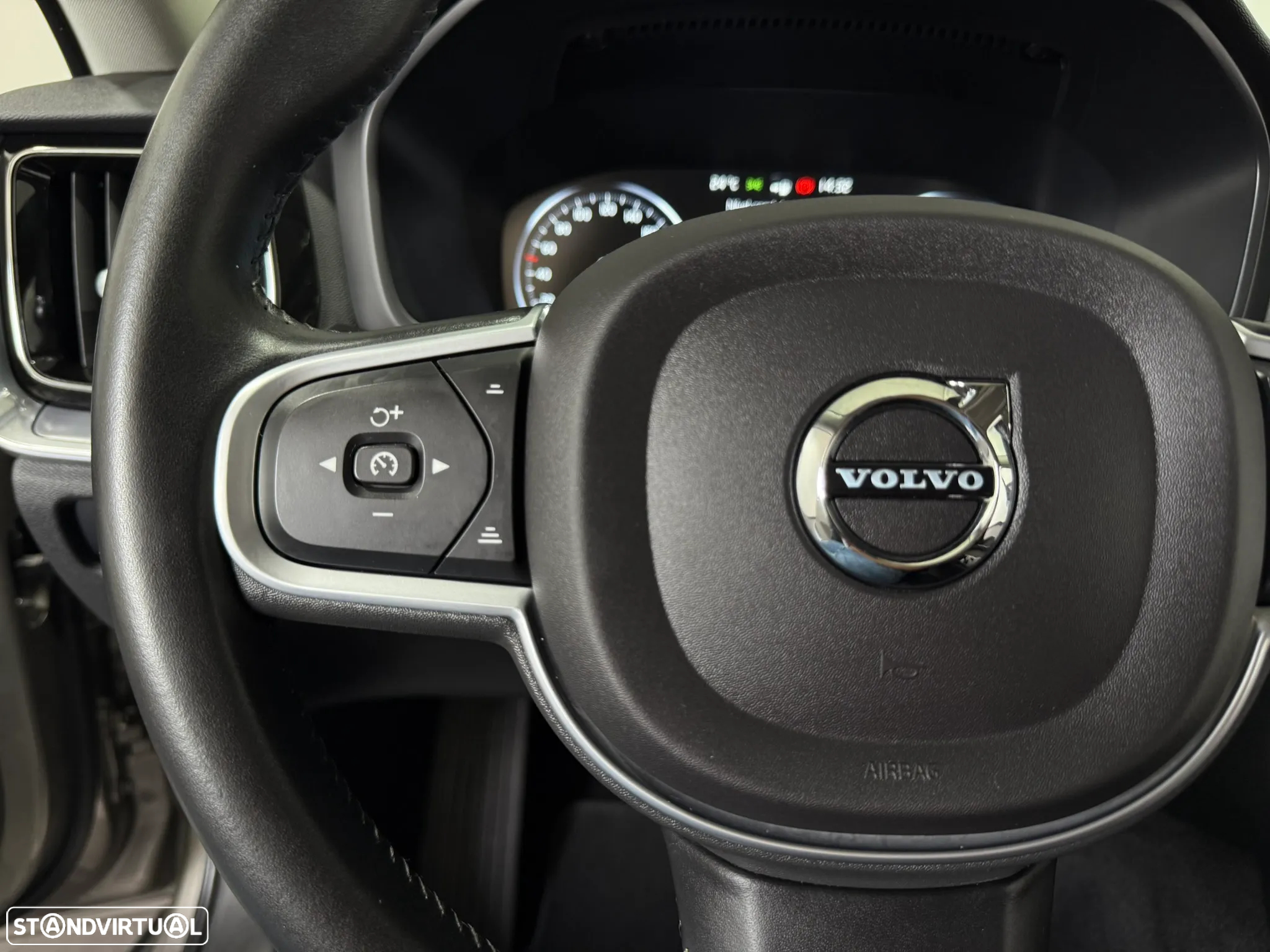 Volvo V60 2.0 B4 Momentum Geartronic - 22