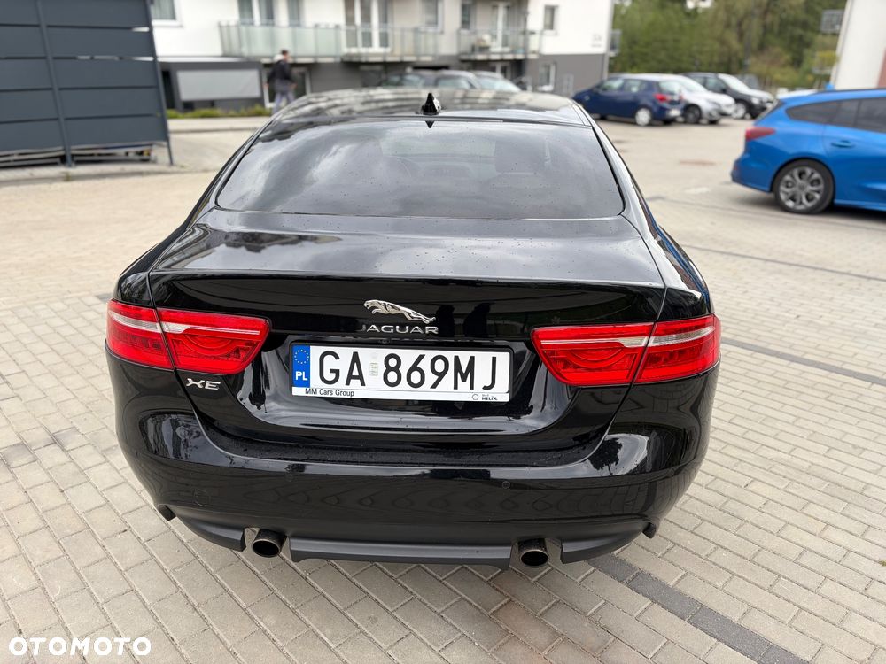 Jaguar XE 2.0 T Prestige - 4