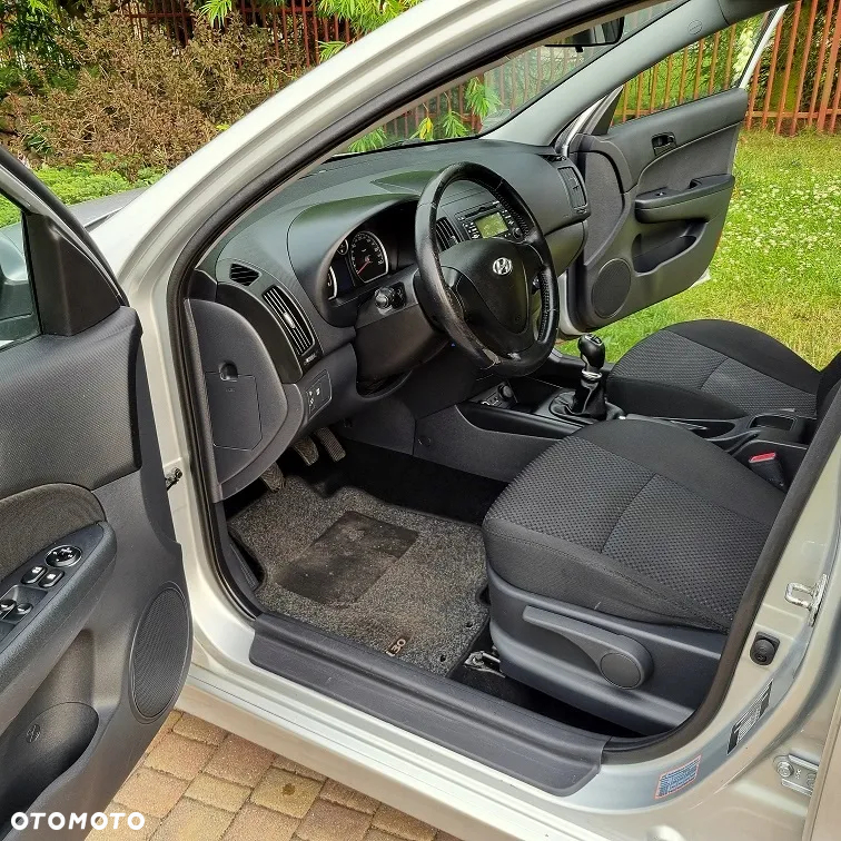 Hyundai i30 1.4 Base + - 14