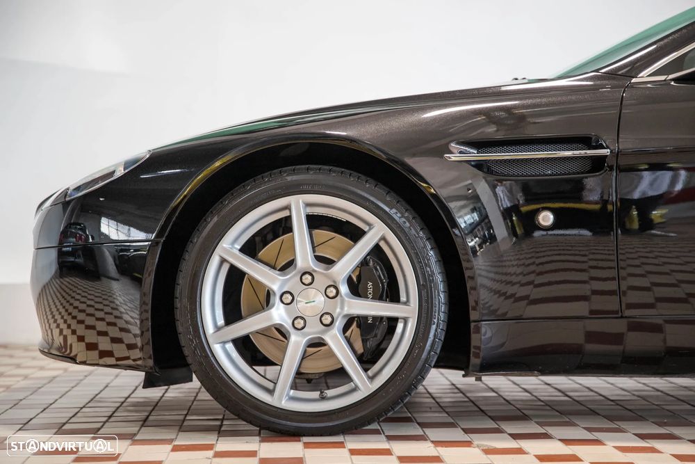 Aston Martin Vantage Roadster - 12