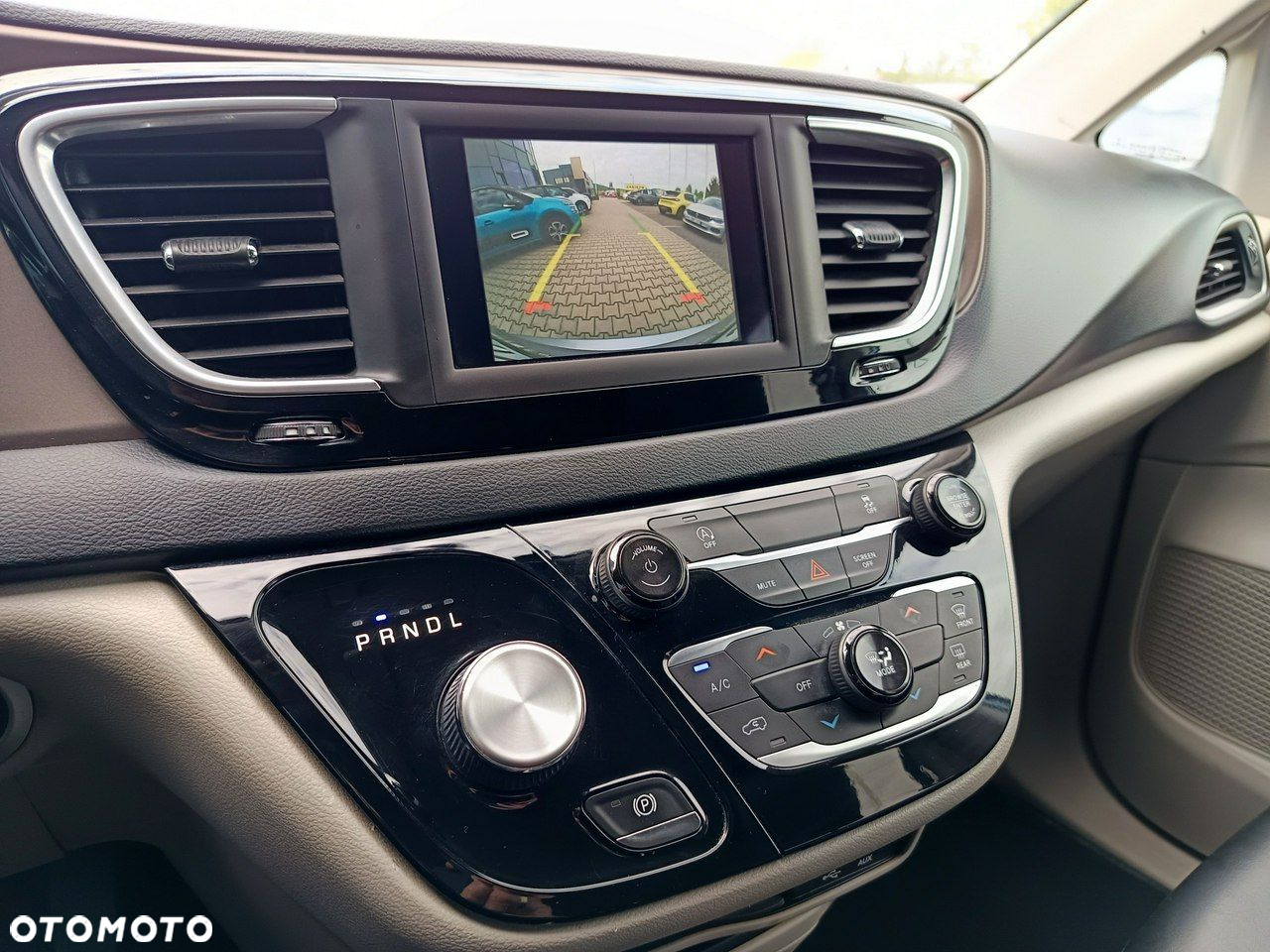 Chrysler Pacifica - 15