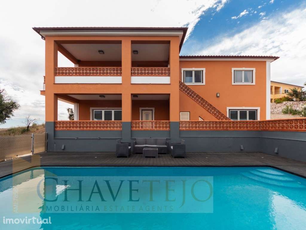 Moradia com acabamentos de luxo, mobilada e com piscina, para venda... - Grande imagem: 2/59