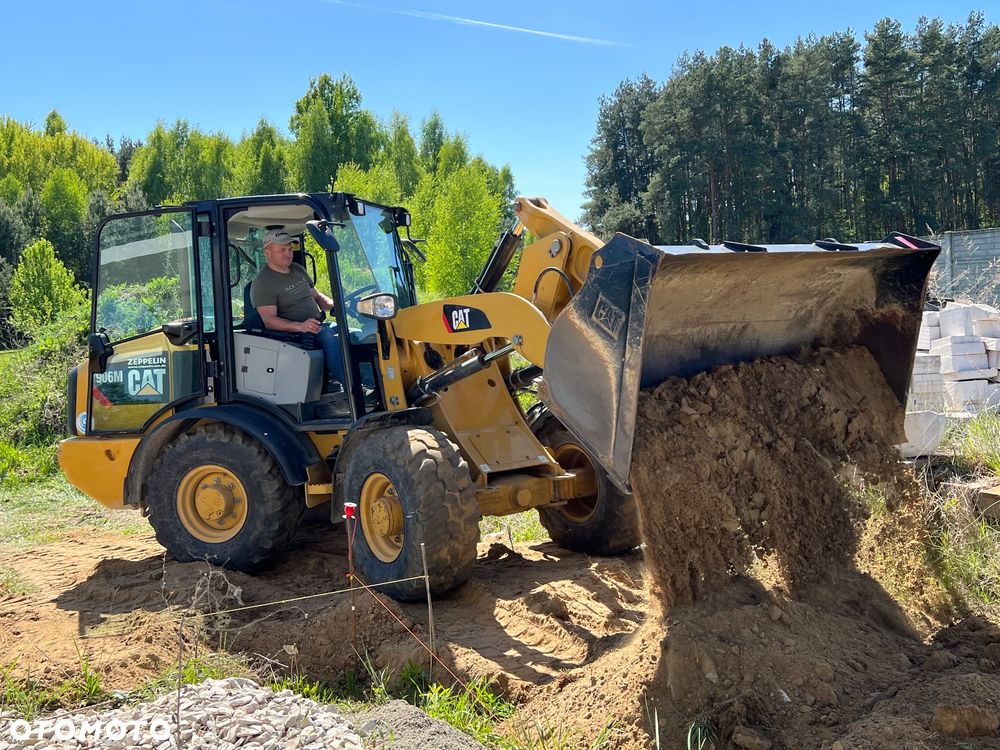 Caterpillar Ładowarka łamana 906M Cat łyżka widły 907 908 5 6 ton SZYBKOZŁĄCZE HYDRAULICZNE dodatkowe linie ZAMIATARKA za dopłatą - 3