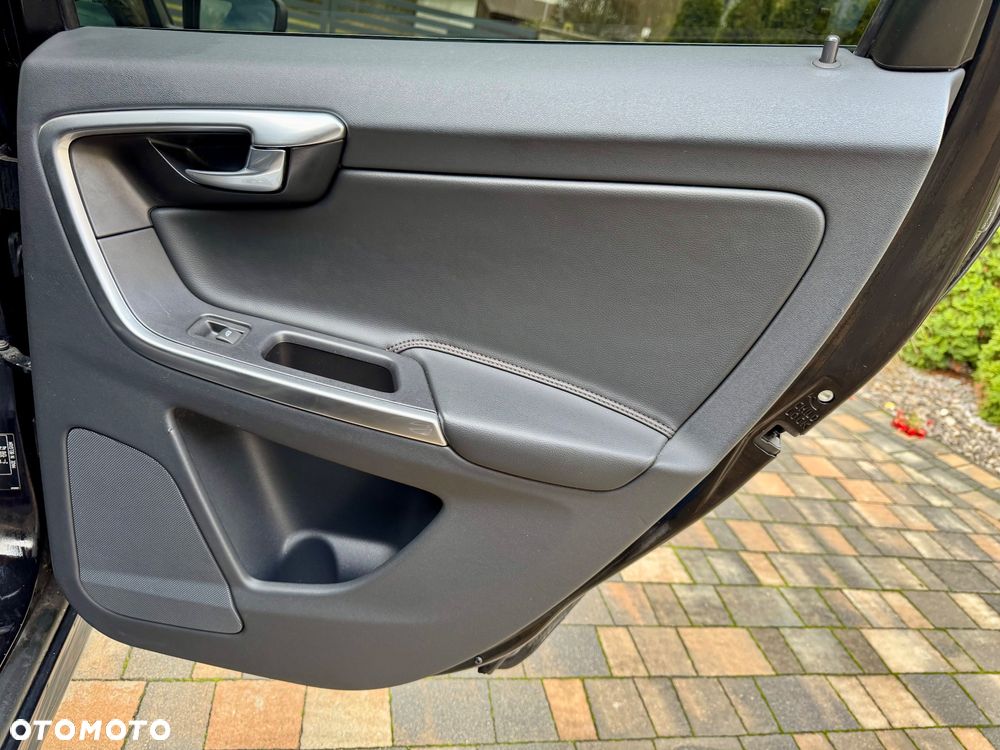 Volvo XC 60 D4 Momentum - 29