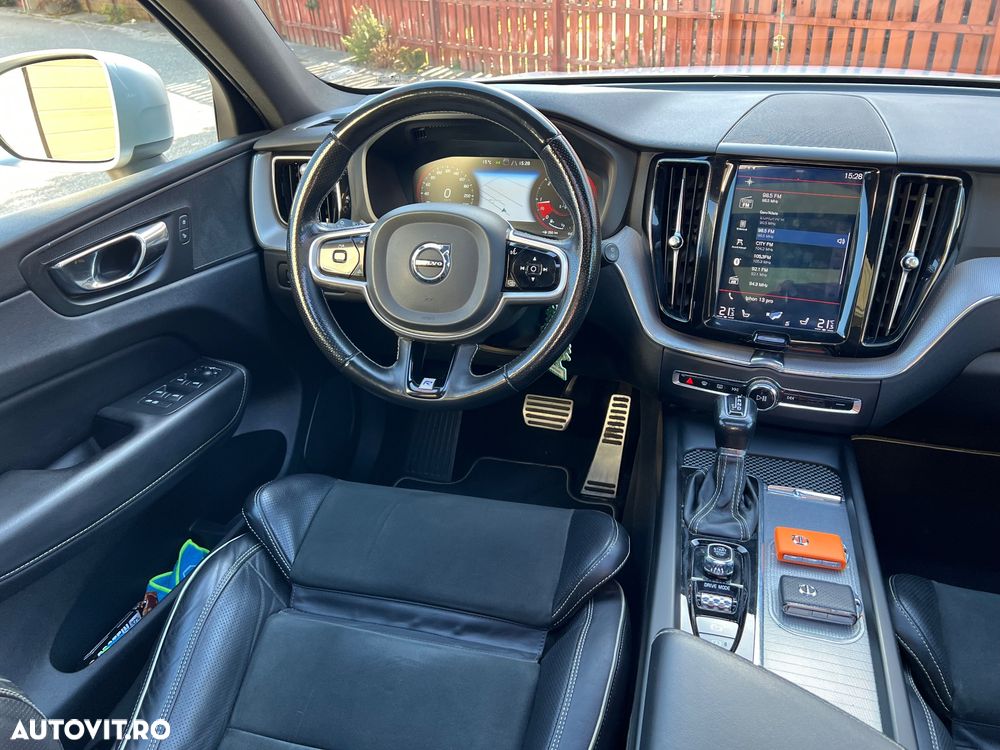 Volvo XC 60 D5 AWD Geartronic RDesign - 12