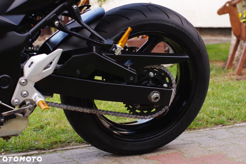 Suzuki GSR - 22
