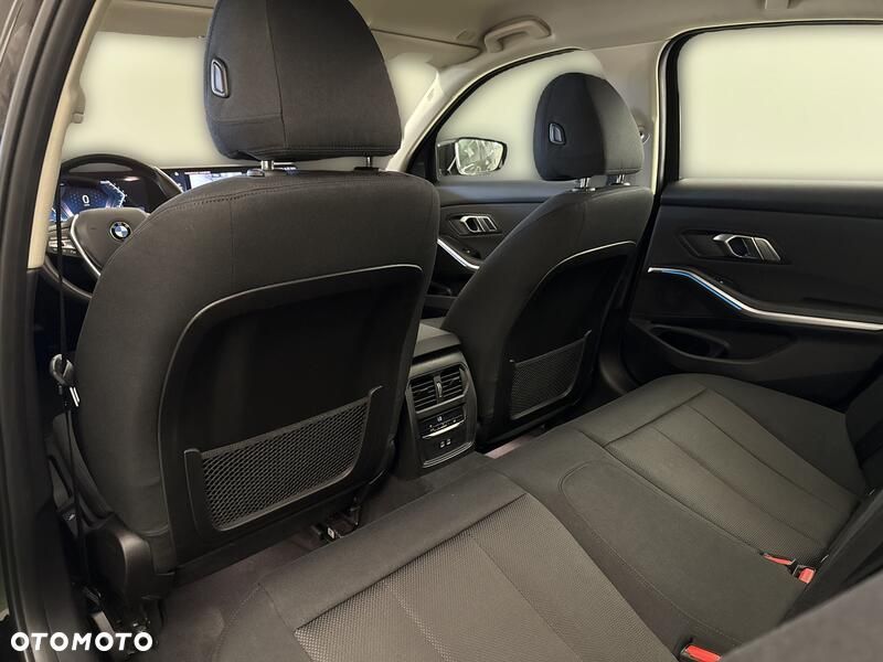 BMW Seria 3 318i - 18