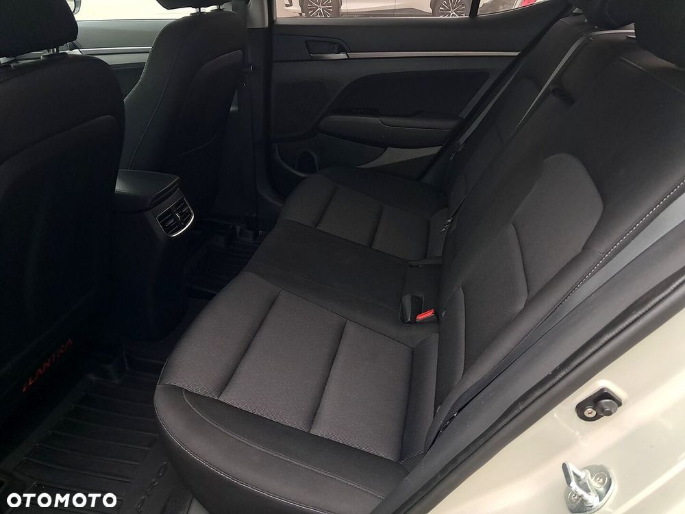 Hyundai Elantra 1.6 Comfort - 13