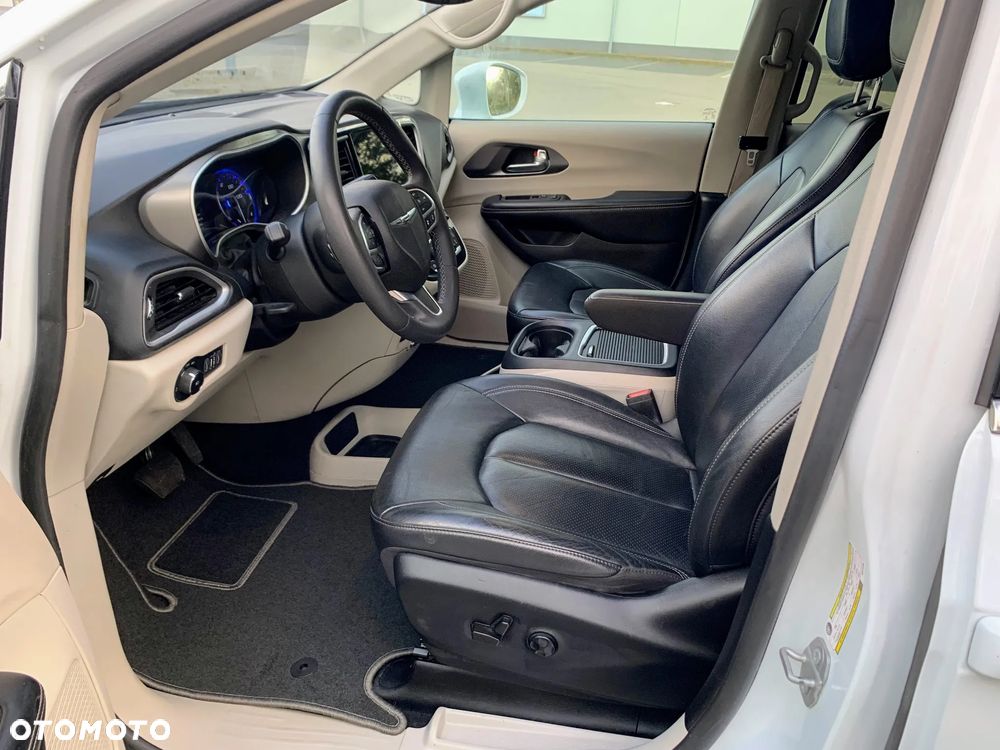 Chrysler Pacifica - 12