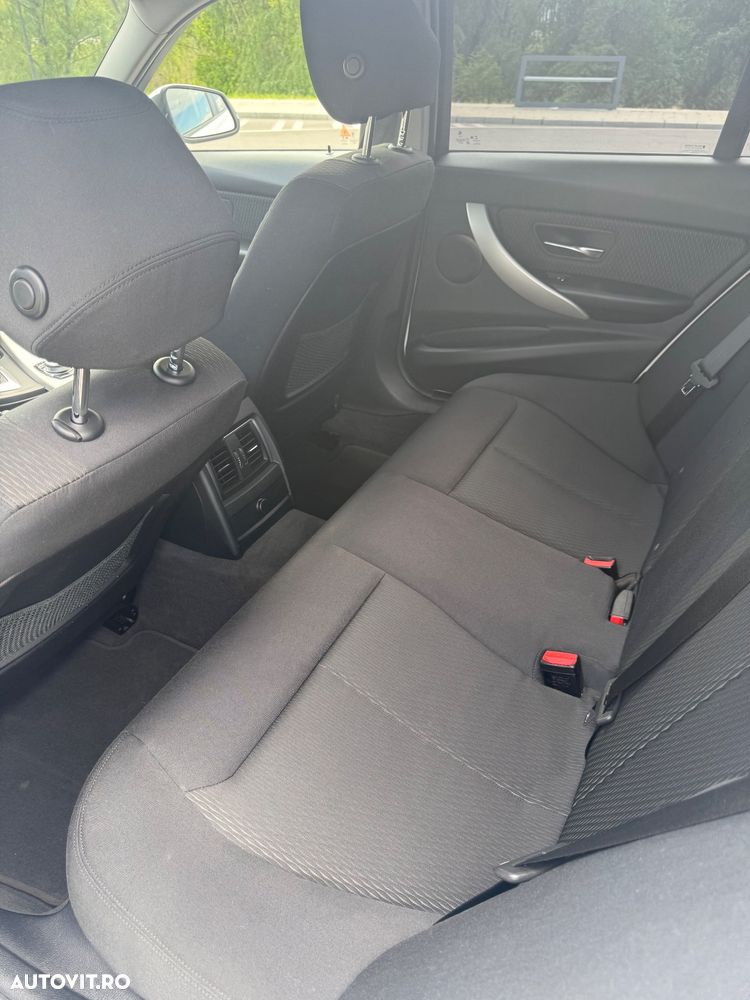 BMW Seria 3 320i Aut. Sport Line - 23