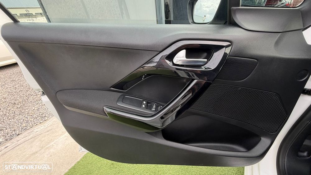 Peugeot 208 1.2 PureTech Style - 37