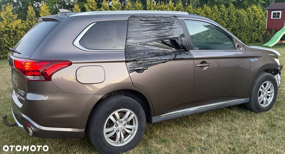 Mitsubishi Outlander Instyle NAVI + - 9