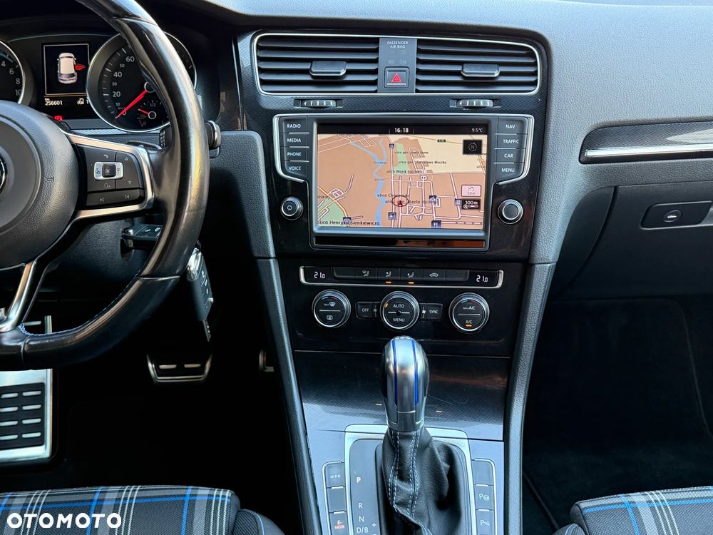 Volkswagen Golf - 25