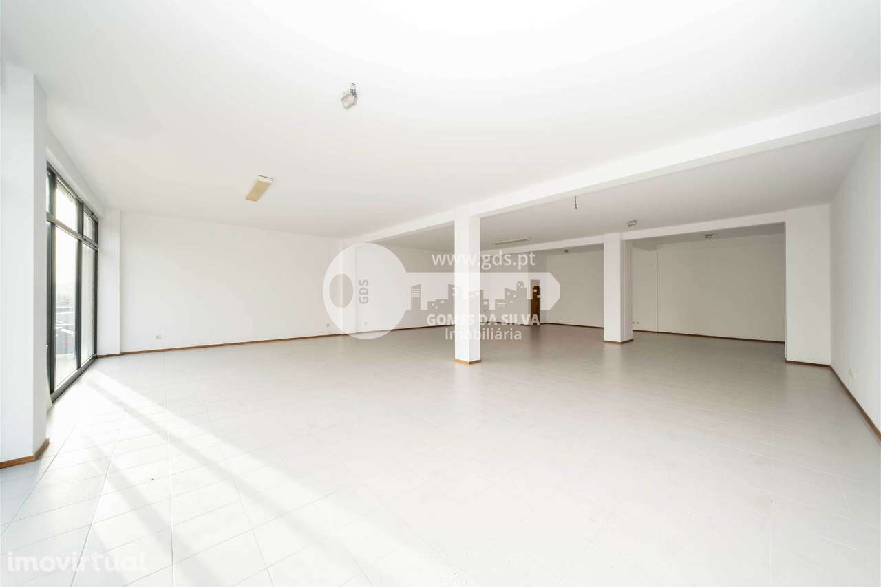 Loja para arrendamento com 135m2 na Praceta das Amoreiras - Comércio - Grande imagem: 2/17