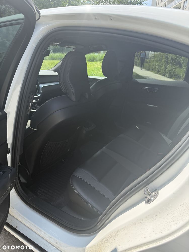 Volvo S60 T4 R-Design - 3