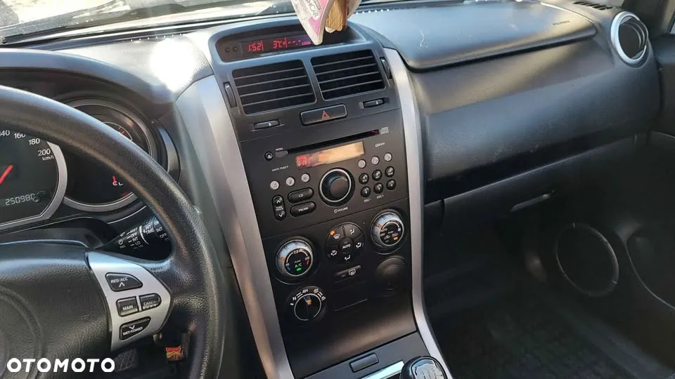 Suzuki Grand Vitara 2.0 - 10
