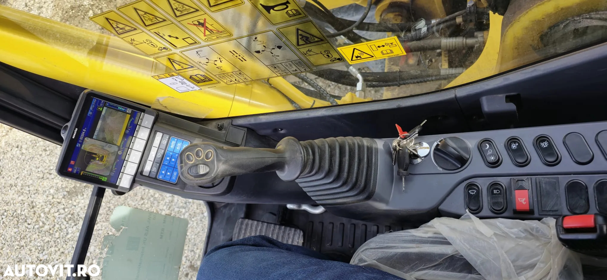 Komatsu PC210LC - 18