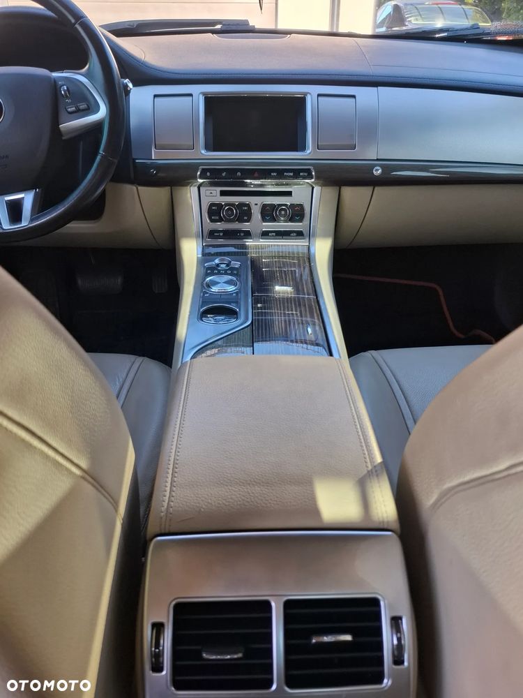 Jaguar XF 2.2 D Premium Luxury - 10