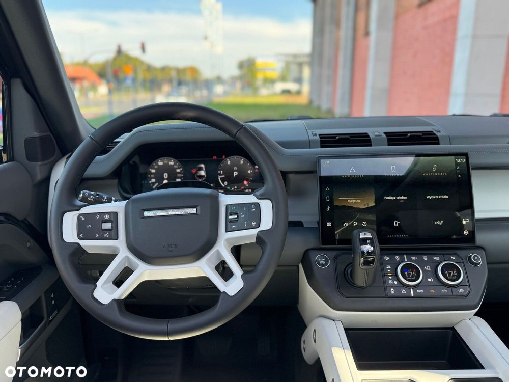 Land Rover Defender - 26